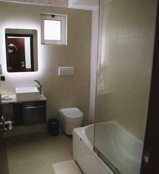 اتاق لوکس با بالکن, Petriti & Spa