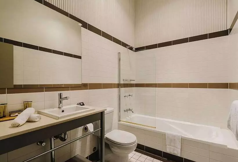 Suite, Q Station