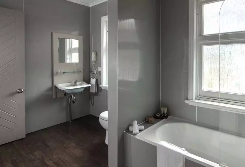 Suite, Q Station
