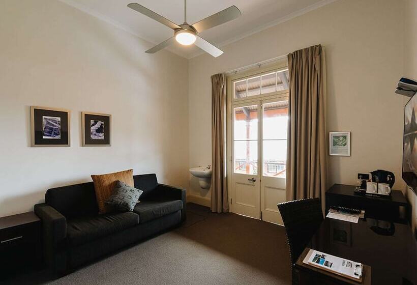 סוויטה, Q Station