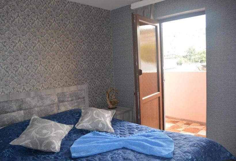 اتاق استاندارد با بالکن, Golden Way