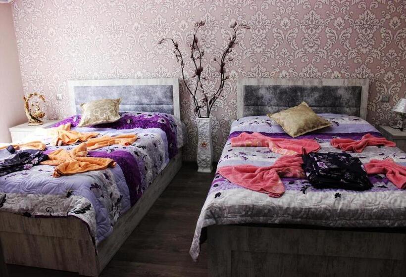 اتاق استاندارد چهارنفره با چشمانداز باغ, Golden Way