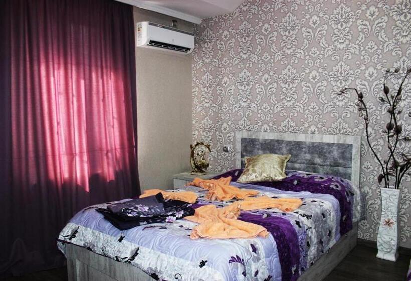 اتاق استاندارد چهارنفره با چشمانداز باغ, Golden Way