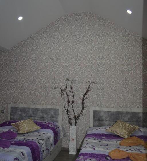 اتاق استاندارد چهارنفره با چشمانداز باغ, Golden Way