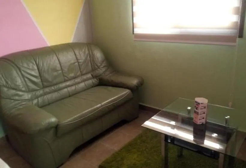 استودیوی استاندارد, Maison Rose+