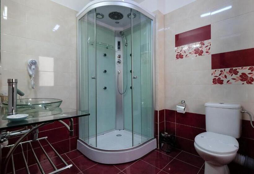 חדר משפחתי, Royal Paradise Beach