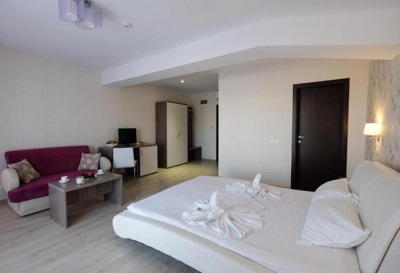 חדר משפחתי, Royal Paradise Beach