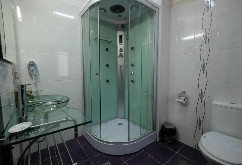 חדר משפחתי, Royal Paradise Beach