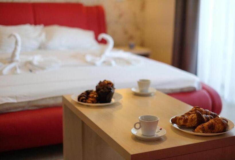 חדר משפחתי, Royal Paradise Beach