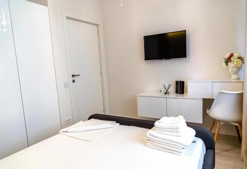 סטודיו משפחתי, Royal Paradise Beach