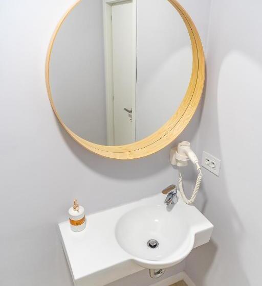 סטודיו משפחתי, Royal Paradise Beach