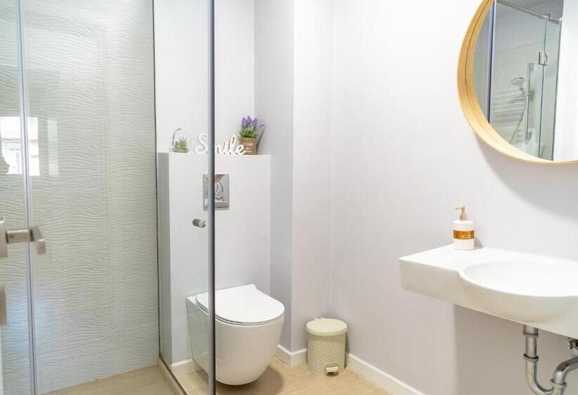 סטודיו משפחתי, Royal Paradise Beach