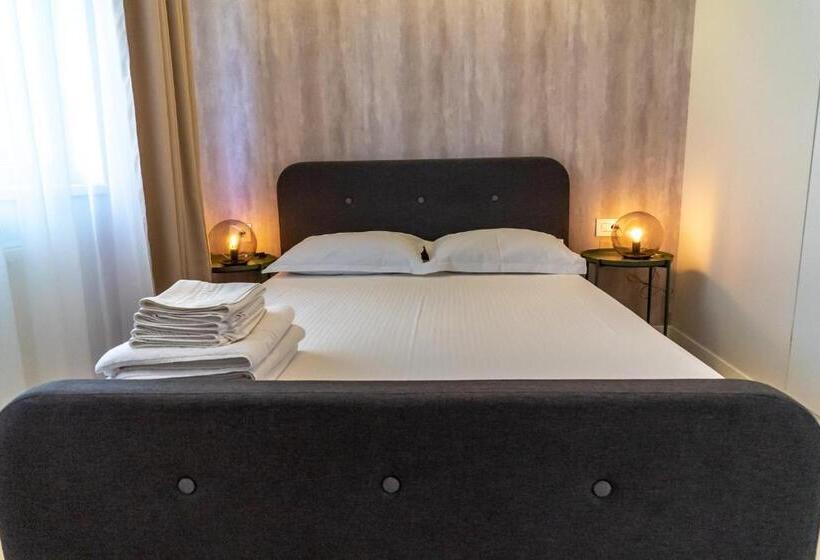 סטודיו משפחתי, Royal Paradise Beach