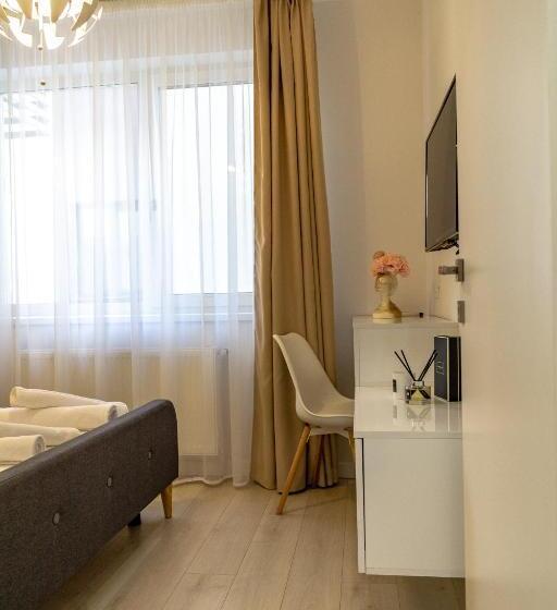 סטודיו משפחתי, Royal Paradise Beach