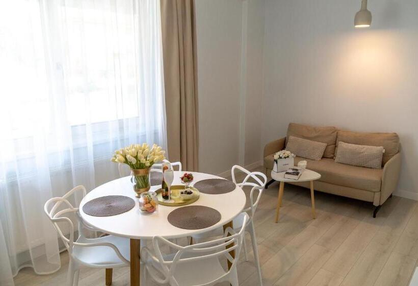 סטודיו משפחתי, Royal Paradise Beach