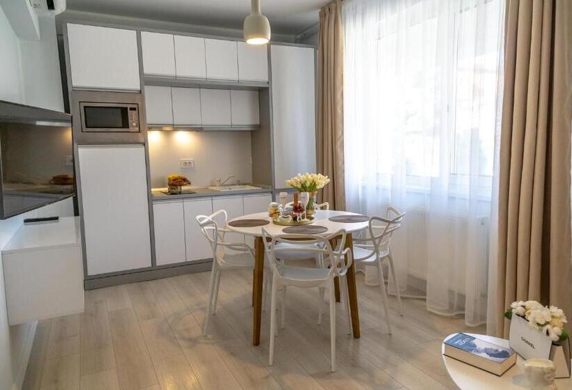 סטודיו משפחתי, Royal Paradise Beach