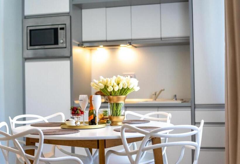 סטודיו משפחתי, Royal Paradise Beach