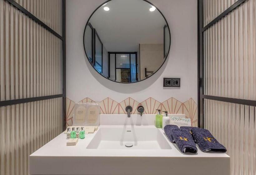 スーペリアールーム, Claude Marbella