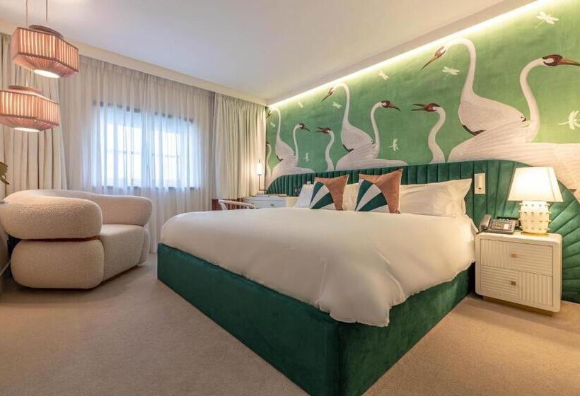 スーペリアールーム, Claude Marbella