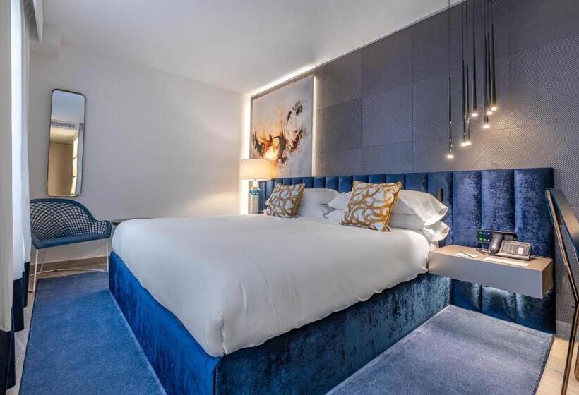 スーペリアールーム, Claude Marbella