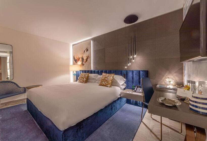 スーペリアールーム, Claude Marbella