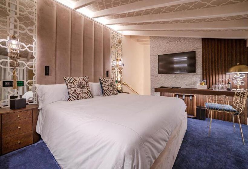 Habitación Superior, Claude Marbella
