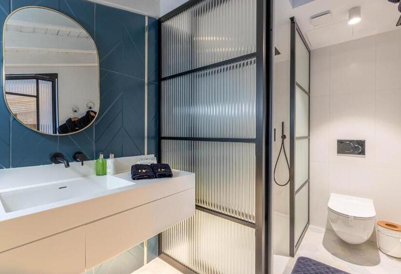 スーペリアールーム, Claude Marbella