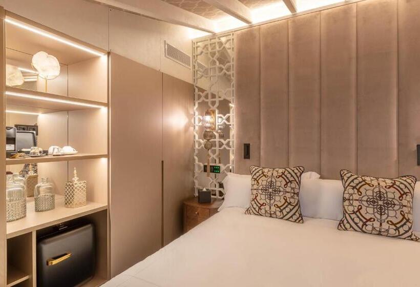 スーペリアールーム, Claude Marbella