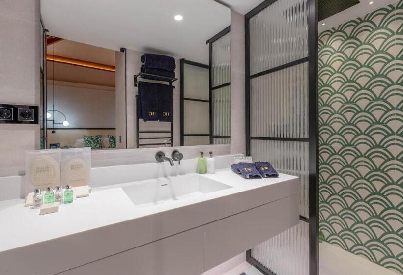 デラックスルーム, Claude Marbella