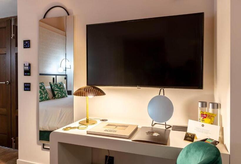 デラックスルーム, Claude Marbella