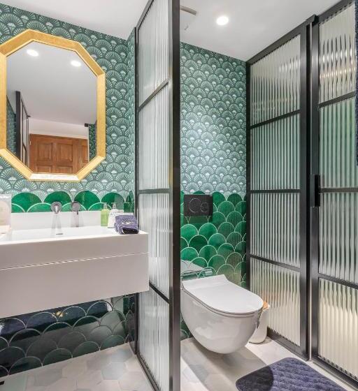 デラックスルーム, Claude Marbella