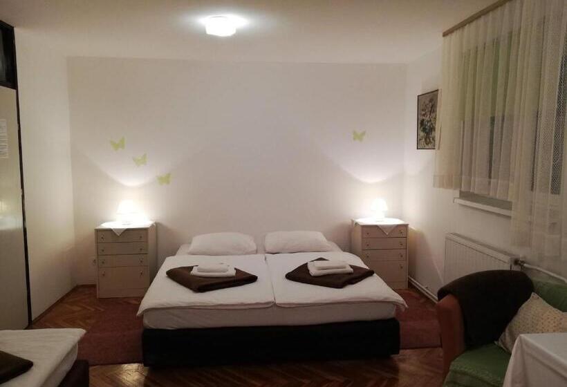 스탠다드 트리픔 룸 공동욕실, Guesthouse Arnika