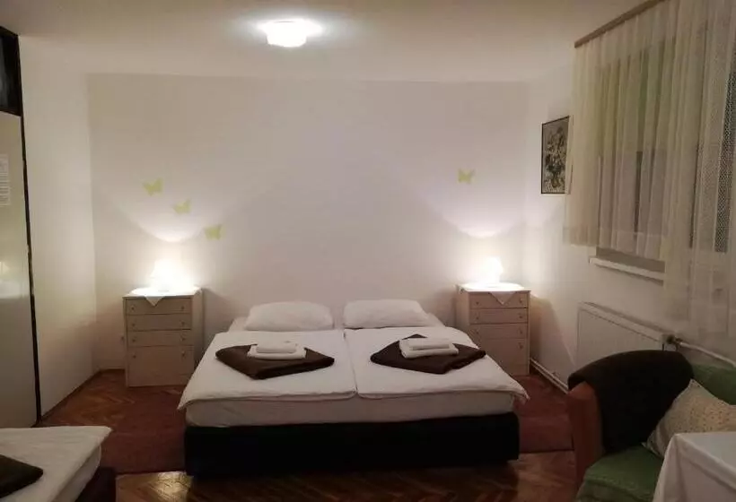 バスルーム共有のトリプルスタンダード, Guesthouse Arnika