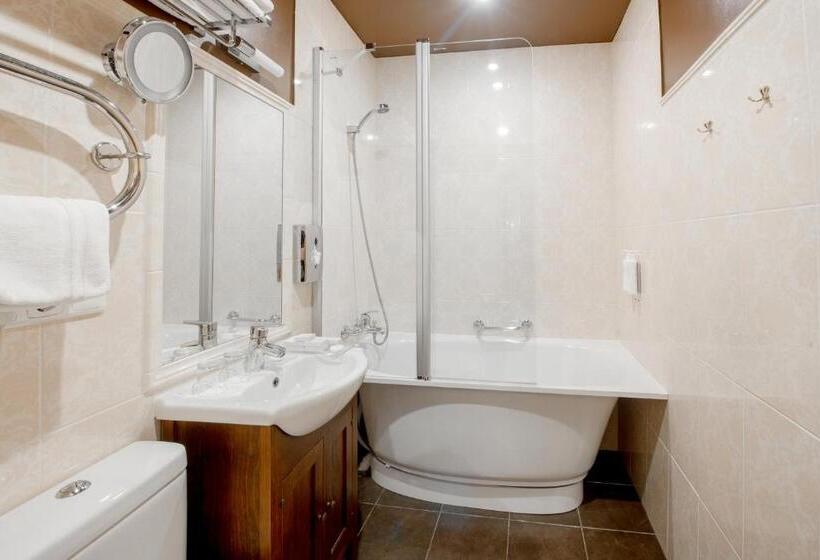 اتاق استاندارد سه نفره, Jelgava