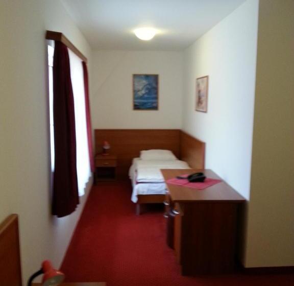 غرفة قياسية ثلاثية, Mirni Kutak