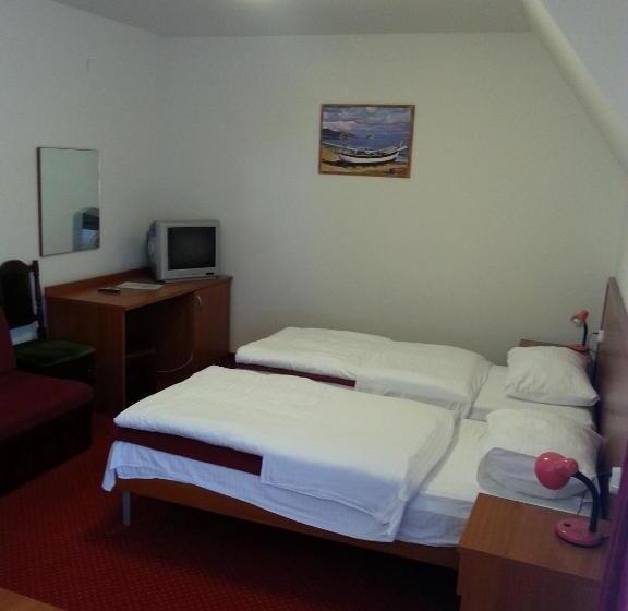 غرفة قياسية ثلاثية, Mirni Kutak