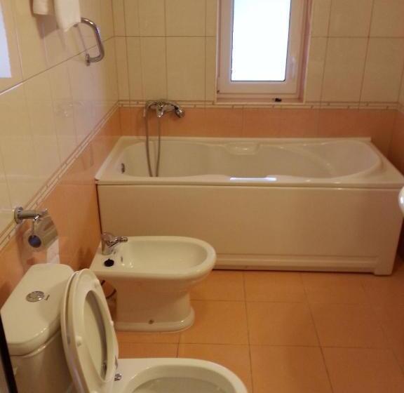 غرفة قياسية ثلاثية, Mirni Kutak