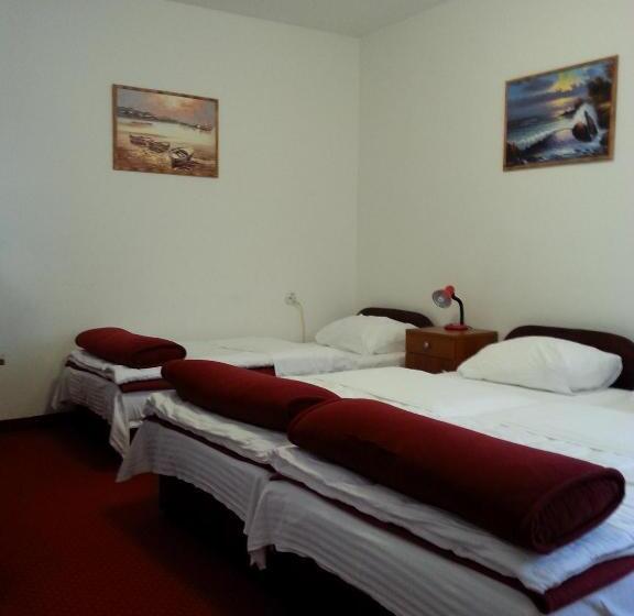 غرفة قياسية ثلاثية, Mirni Kutak