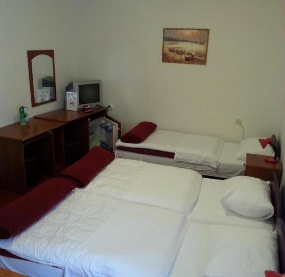 غرفة قياسية ثلاثية, Mirni Kutak