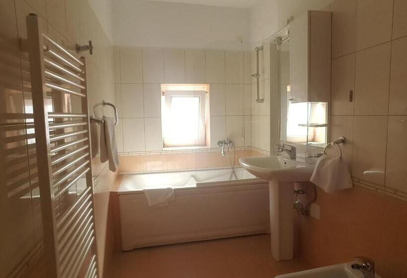 غرفة عائلية, Mirni Kutak