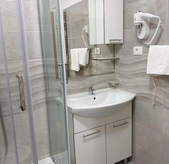 غرفة عائلية, Mirni Kutak