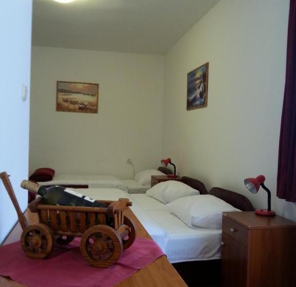 غرفة قياسية ثلاثية, Mirni Kutak