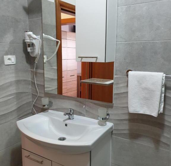 غرفة قياسية ثلاثية, Mirni Kutak