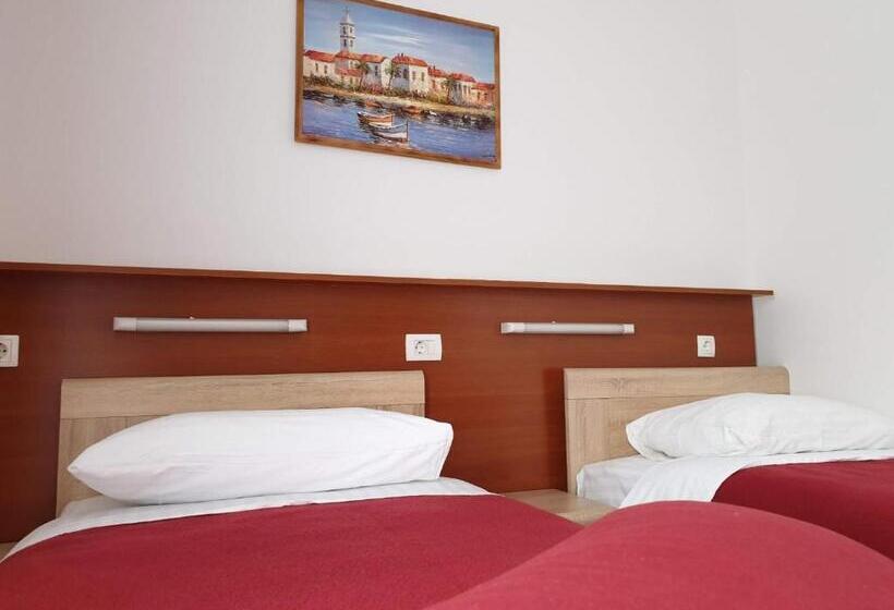 غرفة قياسية ثلاثية, Mirni Kutak