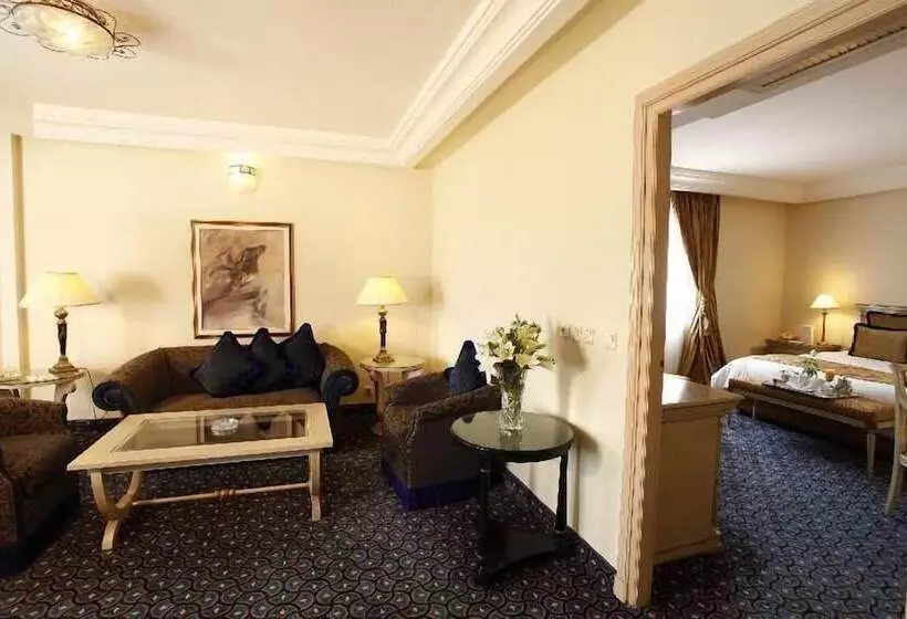 ジュニアスイート, Regency Tunis