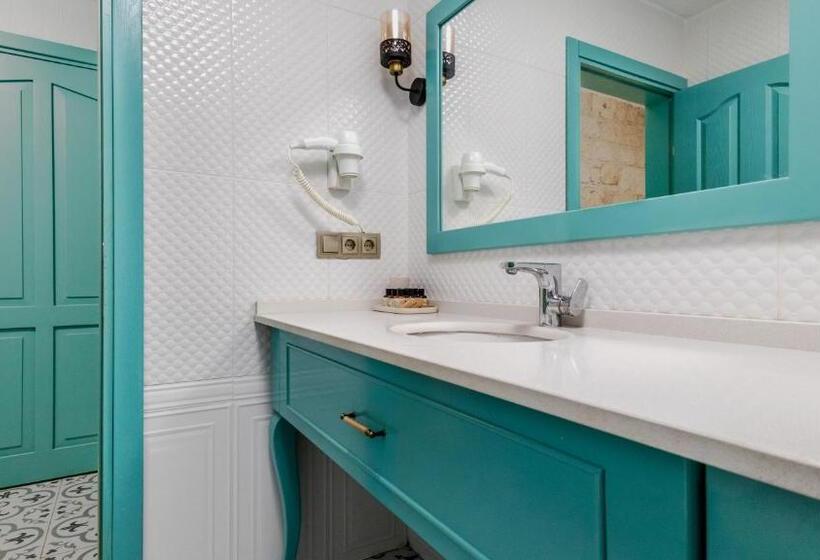 اتاق لوکس سه تخته, Avlu Alaçatı Boutique