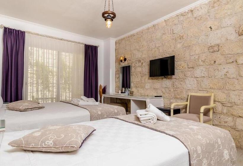 اتاق لوکس سه تخته, Avlu Alaçatı Boutique