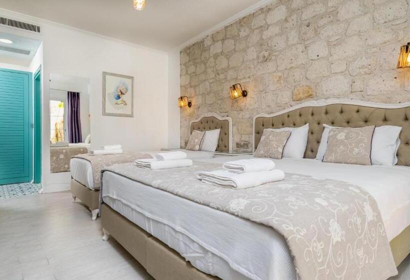 اتاق لوکس سه تخته, Avlu Alaçatı Boutique