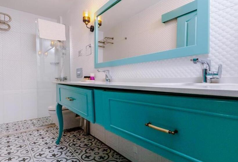 اتاق اجرایی سه نفره, Avlu Alaçatı Boutique