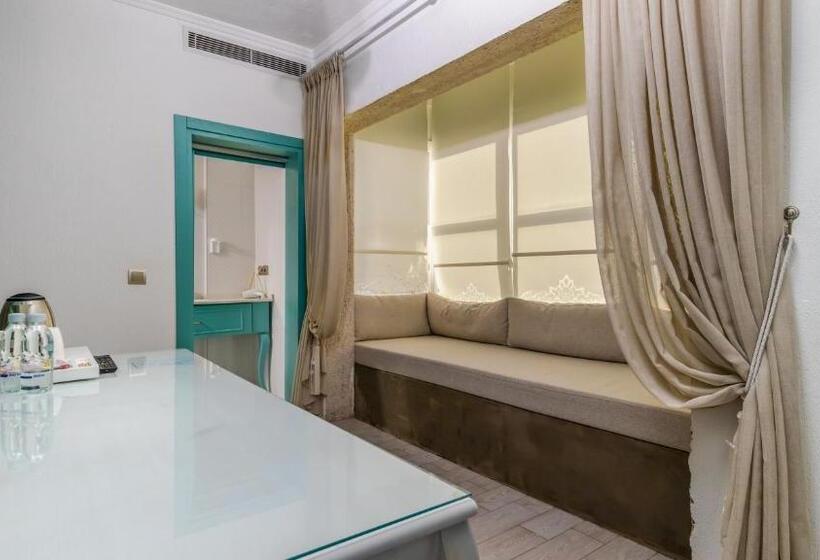 اتاق اجرایی سه نفره, Avlu Alaçatı Boutique